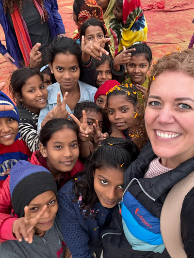 Tammy Pack posing for a selfie with several children from the leprosy-affected community. 