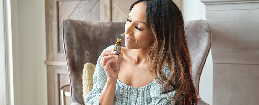 一位女士正在聞一瓶精油