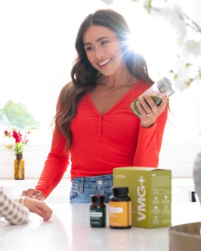 一位女性站在裝有基礎健康產品的桌子後方